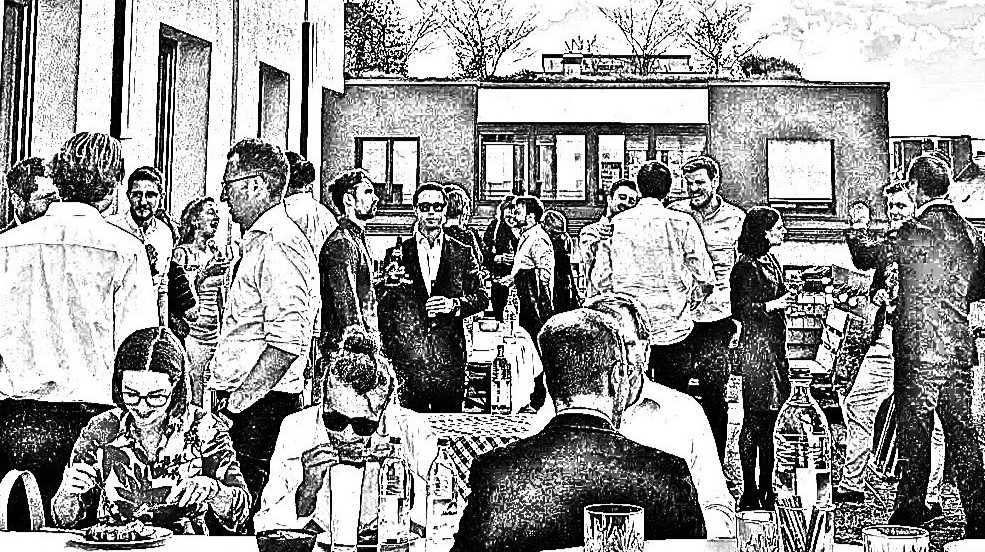 Personen feiern ein Sommerfest auf einer Dachterrasse